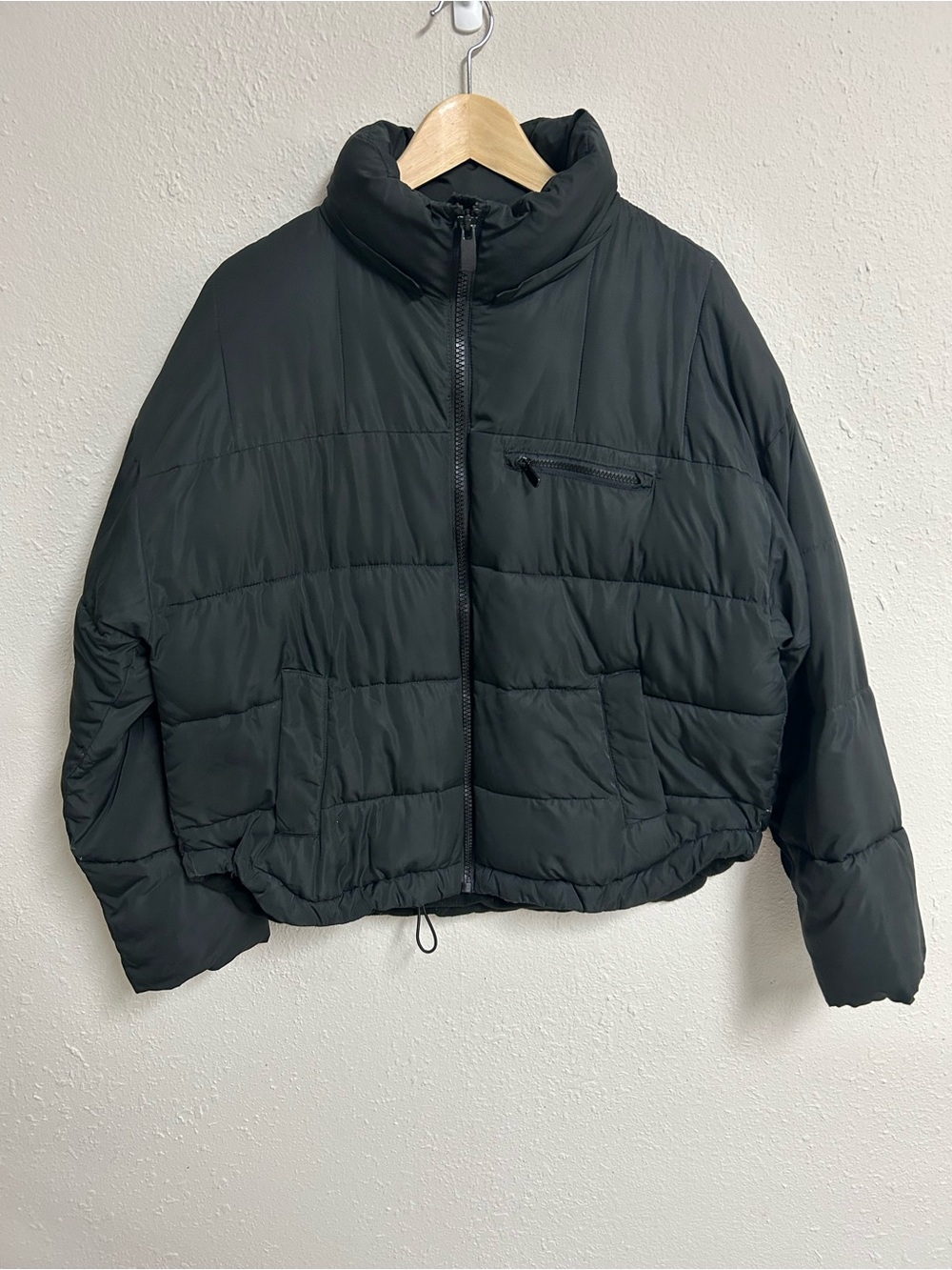 Urban Outfitters Black Cropped Fleece Lined Puffer Jacket Size Medium